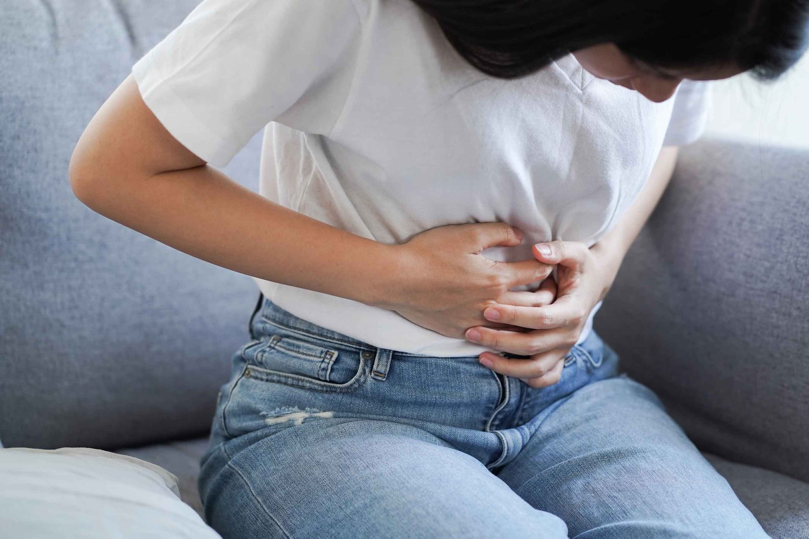 perempuan yang sedang terkena asam lambung perempuan yang sedang terkena asam lambung