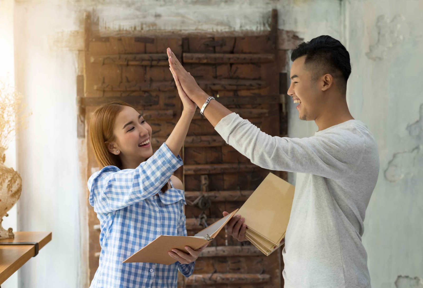 pasangan yang sedang bahagia